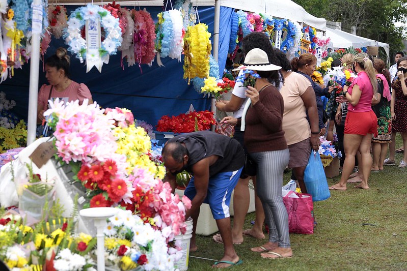 Comerciantes aproveitam Dias dos Finados para garantir sustento em Manaus 