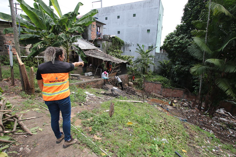 Área afetada por erosão passa por obras em bairro de Manaus
