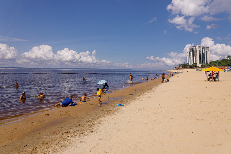 Ponta Negra tem movimentação tranquila na reabertura da praia aos domingos
