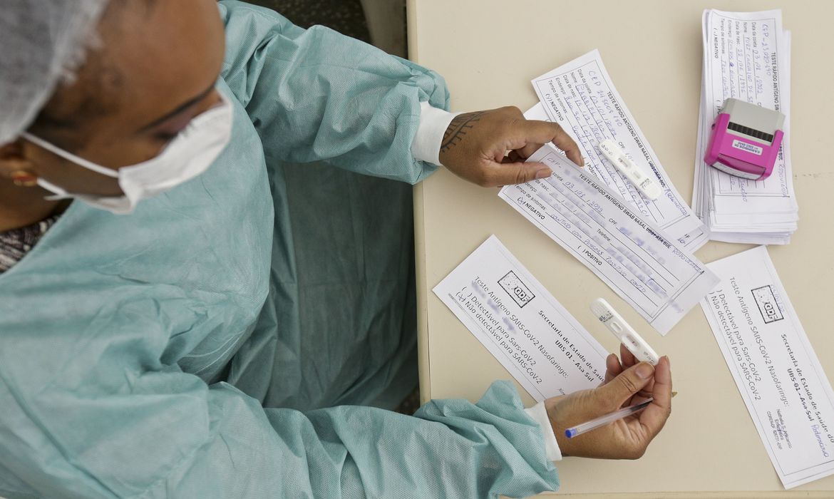 Saiba o teste apropriado para detectar se está, ou esteve, com covid