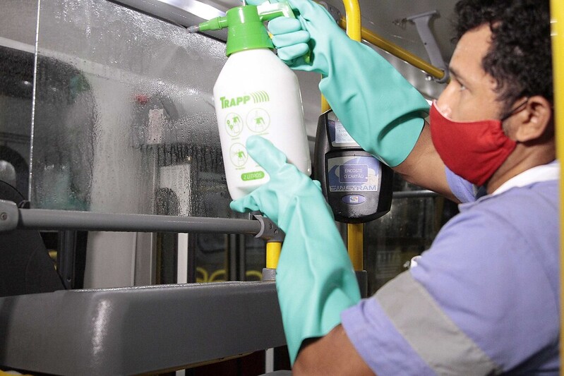 Ônibus em Manaus passam por sanitização para evitar a disseminação da Covid