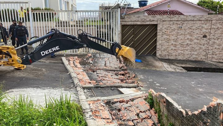 Muros irregulares que fechavam ruas em bairro de Manaus são demolidos