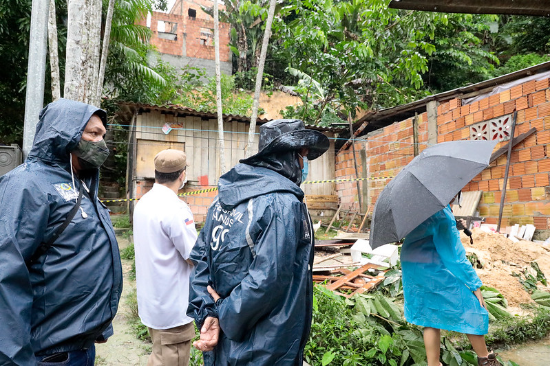 Quase 100 ocorrências são registradas durante temporal em Manaus