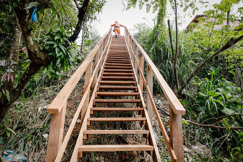 Mulher é baleada pelo próprio marido em escadaria de Manaus