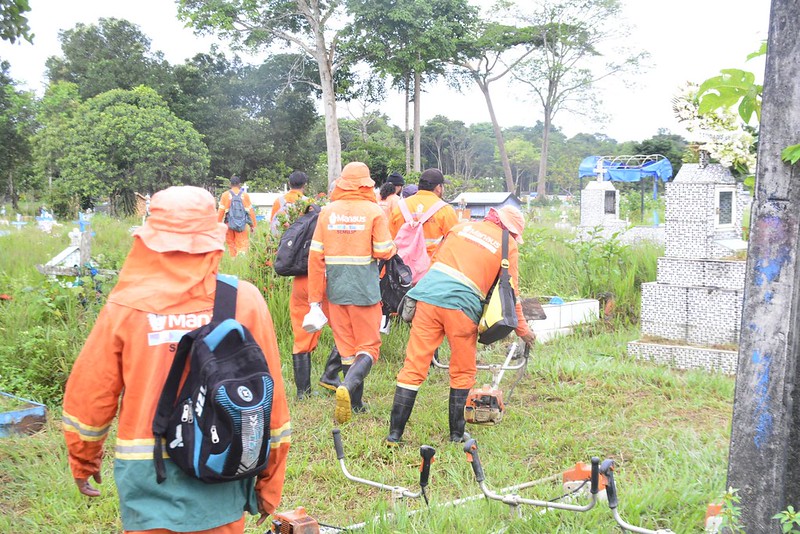 Cemitério do Tarumã passa por limpeza em Manaus