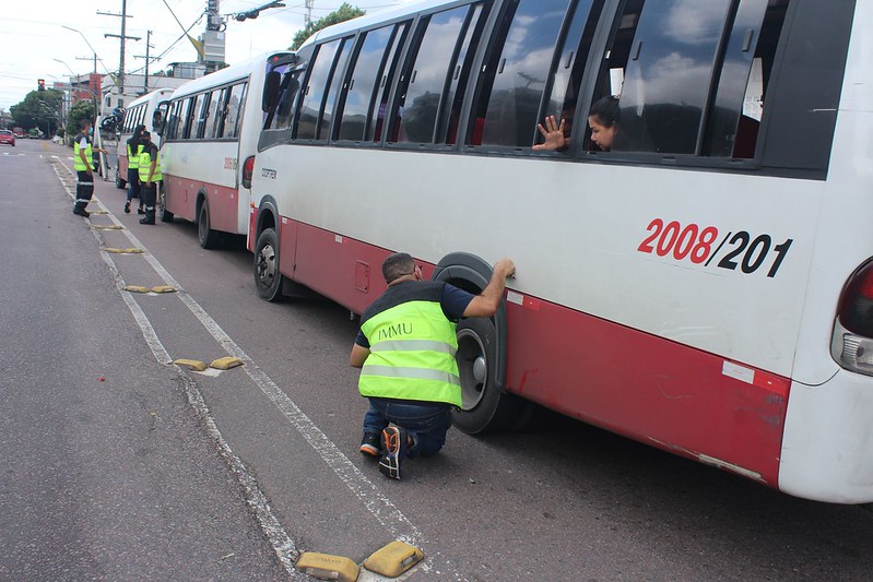 Operação flagra micro-ônibus circulando com pneus carecas em Manaus