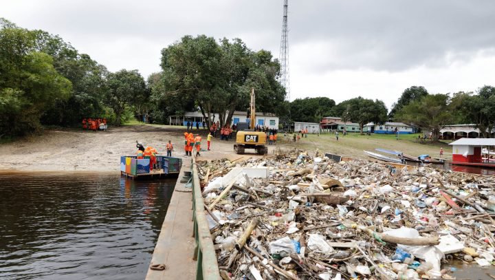 Zona Rural de Manaus recebe coletor flutuante