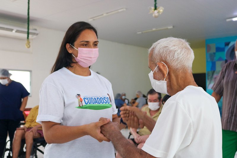 Pré-inscrições para o curso de cuidador de idosos são canceladas em Manaus