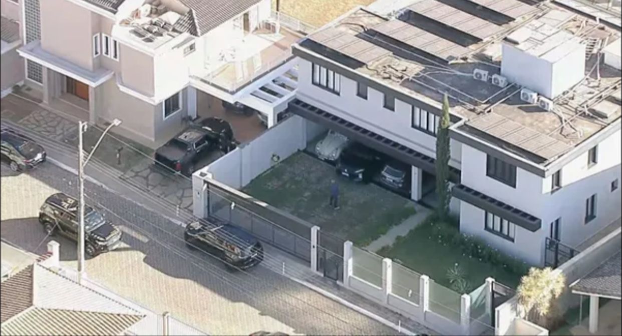 PF apreende 14 mil dólares na casa de Bolsonaro durante operação 
