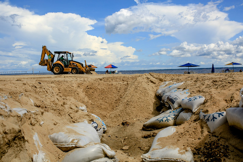 Ponta Negra recebe reparos de erosões provocadas pela chuva e subida do rio