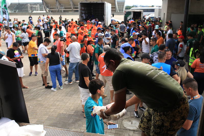 Cinco toneladas de alimentos são arrecadadas em jogo na Arena da Amazônia