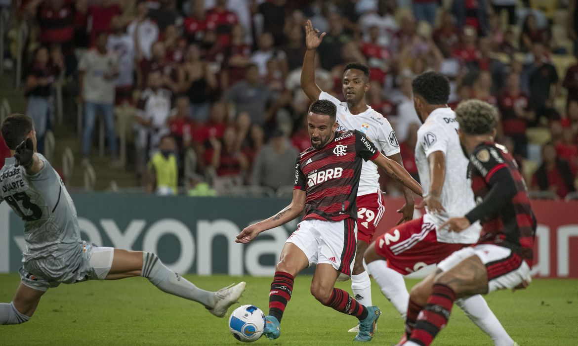 Flamengo derrota Sporting Cristal por 2 a 1 na Libertadores