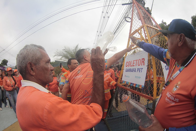 Coletores de garrafas PET são instalados na Compensa, em Manaus