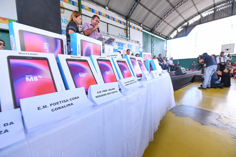  Prefeito entrega mais de 800 tablets para escolas públicas de Manaus