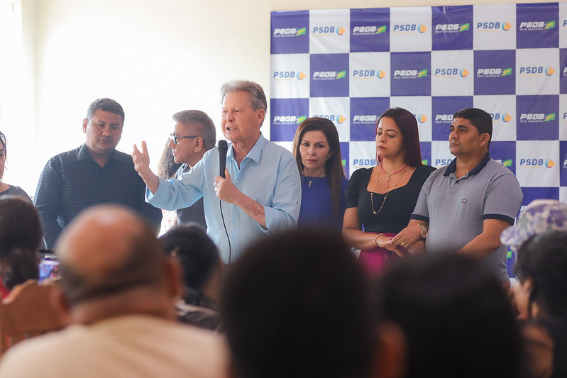 Arthur Virgílio ouve demandas dos moradores de Presidente Figueiredo