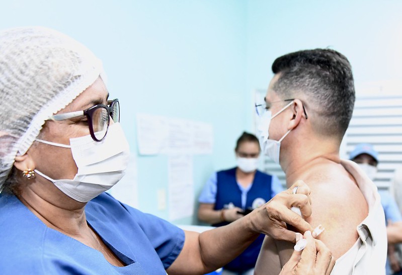 Prefeito de Manaus recebe 4ª dose da vacina da Covid e incentiva a população sobre imunização