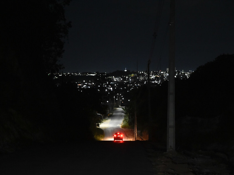 Manausluz é notificada por falta de iluminação pública e postes danificados