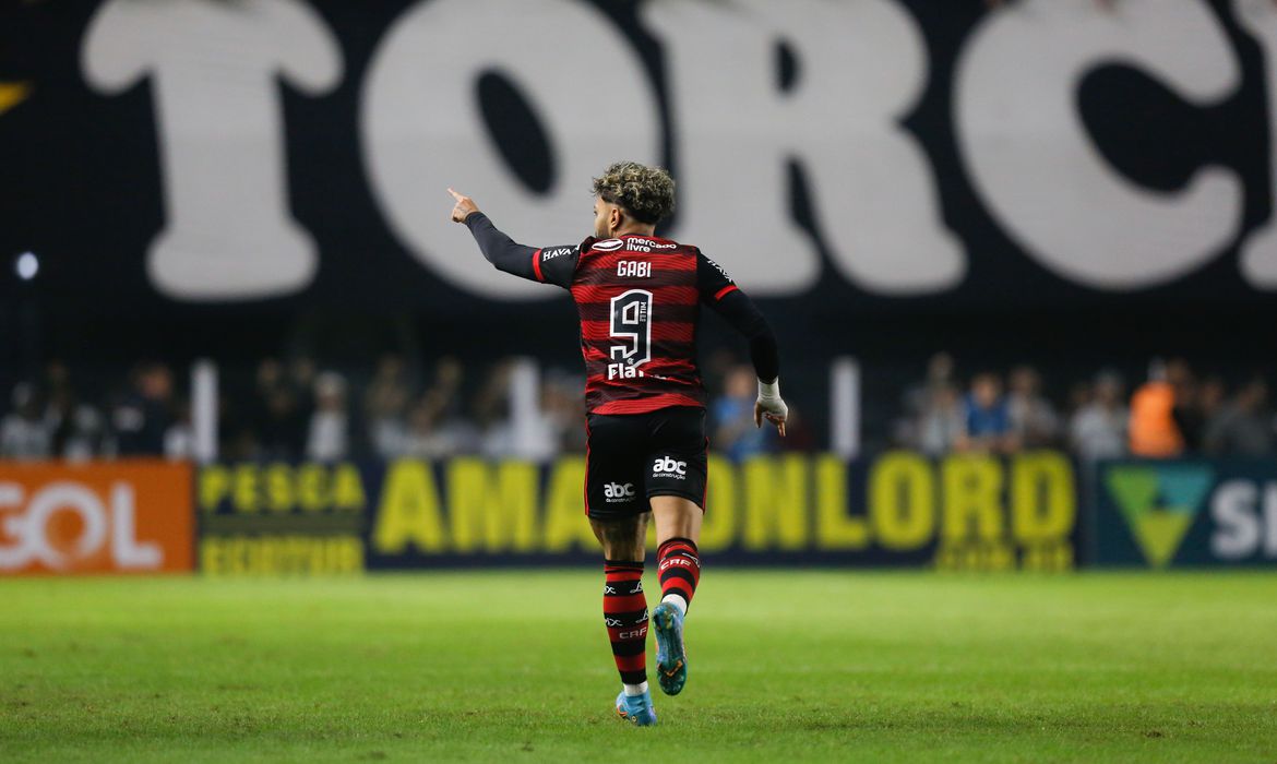 Gabigol decide e Flamengo derrota Santos na Vila Belmiro