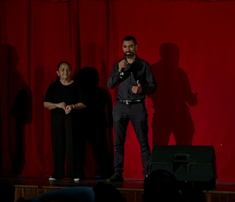 Alunos da Escola Acordes do Céu homenageiam filmes e séries em musical