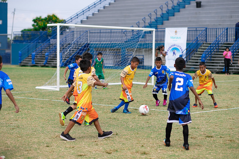 Cerca de 400 estudantes participam da abertura da Copa Zico em Manaus