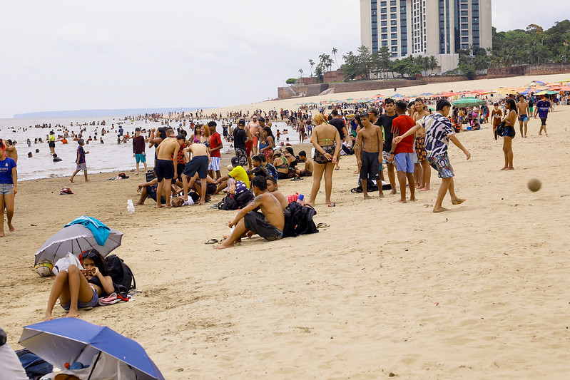Eleitores aproveitam a Ponta Negra para descansar no 2º turno das Eleições