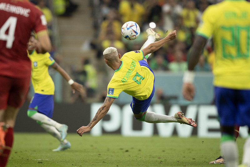 Richarlison é ovacionado após golaço contra a Sérvia; reveja momento