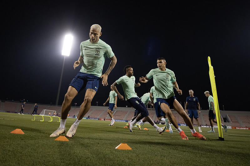 Tite repete escalação das oitavas para confronto contra Croácia