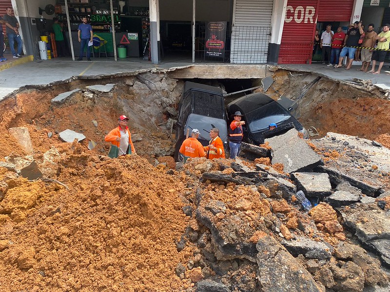 Obra em cratera que ‘engoliu’ carros deve durar 10 dias em Manaus
