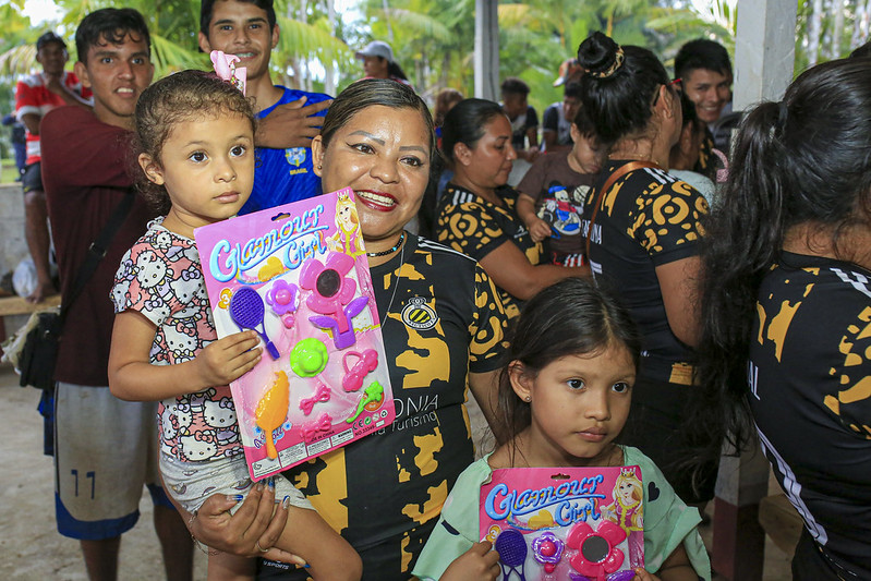 Presépio Flutuante entrega presentes em comunidade no Rio Negro em Manaus