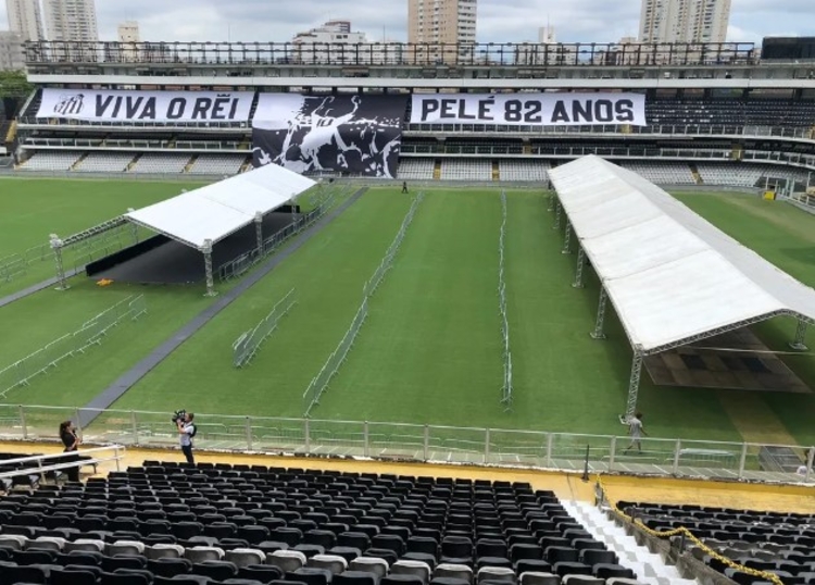 Corpo de Pelé chega à Vila Belmiro para velório