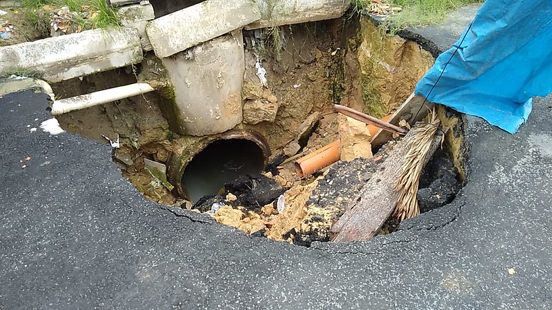 Cratera se abre após rede de drenagem romper durante chuva em Manaus