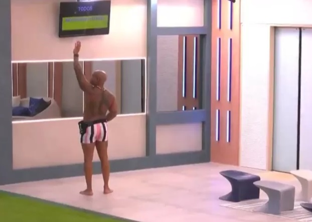 Cezar fica preso na área externa após ser esquecido pela produção do BBB23