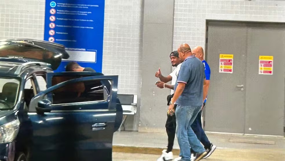 Rafael Cabral e Edenilson chegam a Porto Alegre para assinar com o Grêmio