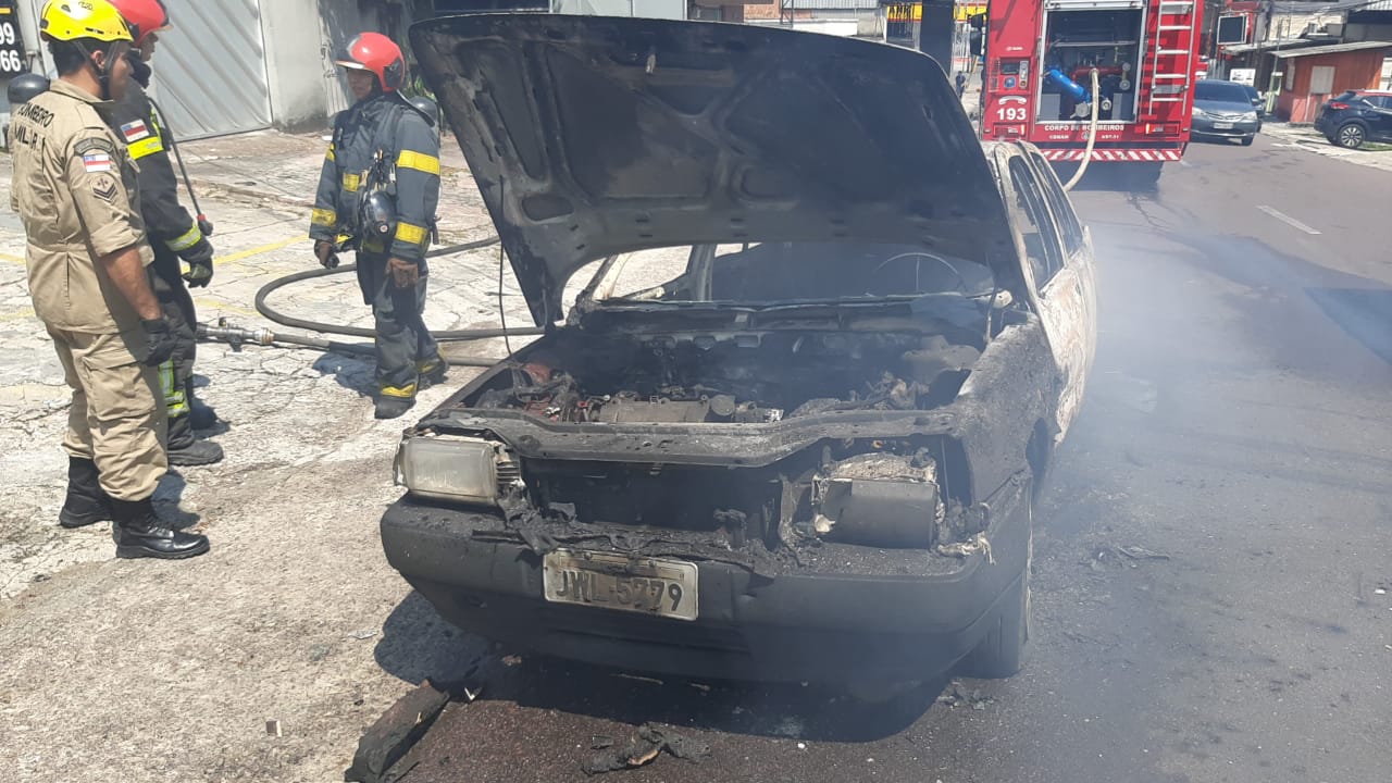 Carro é destruído pelo fogo e assusta motoristas em rua de Manaus