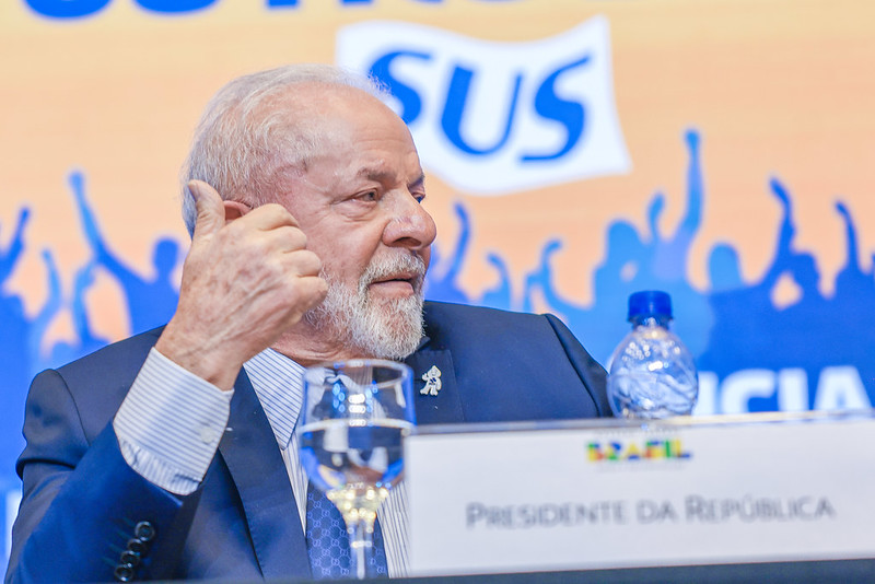 Lula vai a hospital para tratar problema no quadril