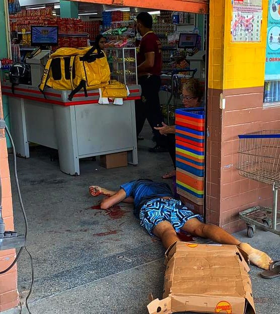 Homem é executado com 6 tiros na porta de mercadinho em Manaus