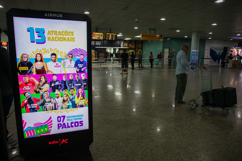 Backdrop receptivo é montado no aeroporto Eduardo Gomes para o 'SouManaus'
