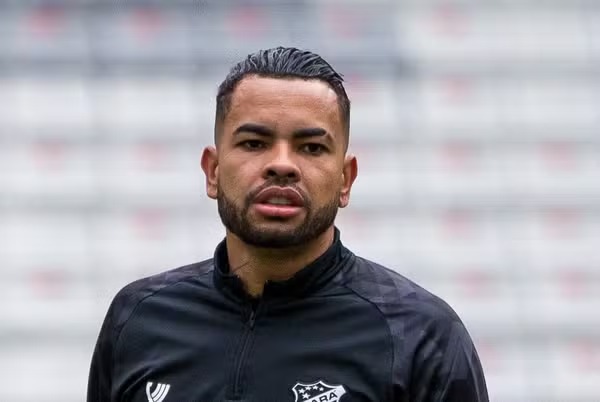 Dentinho, ex-Corinthians, assina até o fim de 2024 com o Amazonas