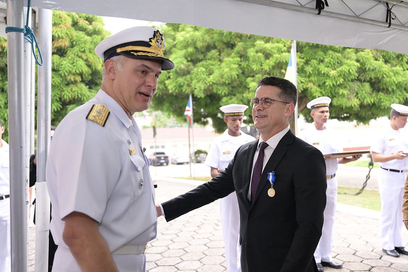 David Almeida recebe medalha 'Amigo da Marinha'
