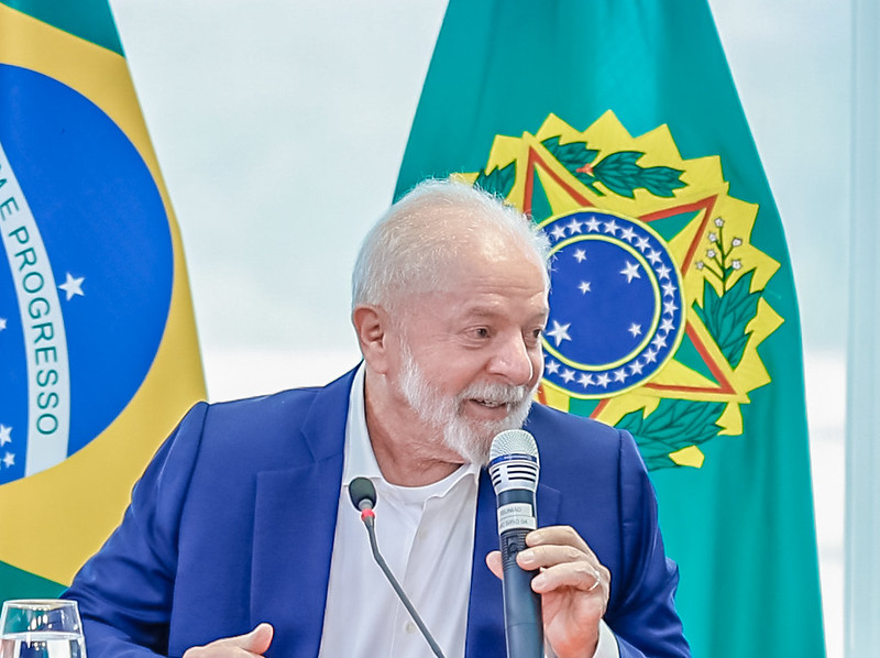 Lula diz que PIB em 2024 vai crescer um pouco mais 'porque feriados serão aos sábados'
