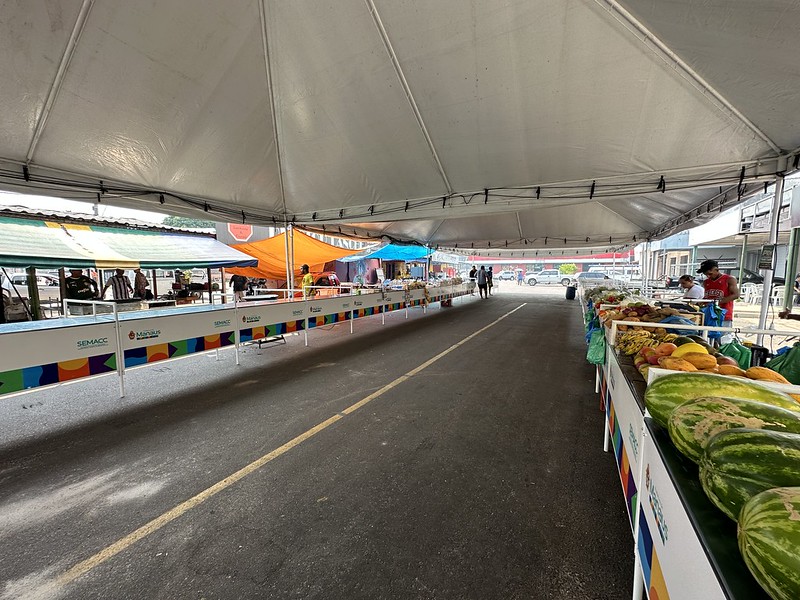 Feira itinerante é entregue em Manaus com 60 novas bancas padronizadas