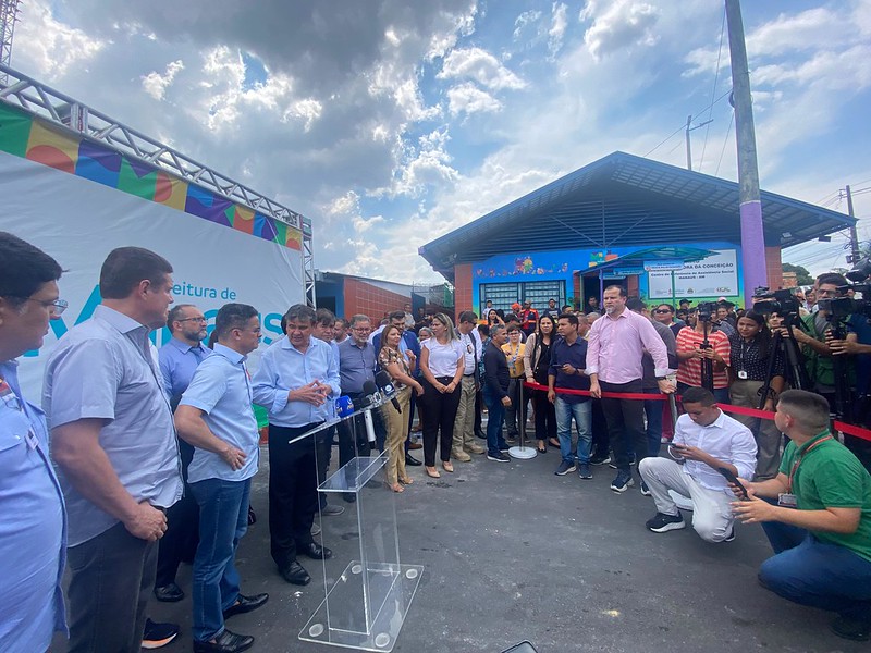 David Almeida e ministro Wellington Dias reinauguram Cras em Manaus