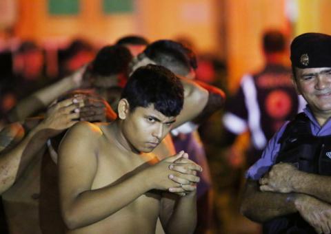 Final do motim: Veja em fotos momentos dramáticos da rendição dos presos em Manaus