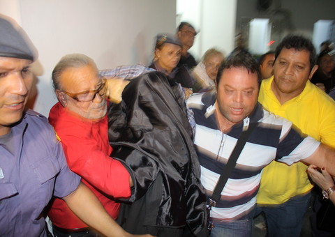 Mulheres cercam médico acusado de imperícia: “Seja homem! Sai daí seu desgraçado. Vou te mostrar como irás apanhar”.