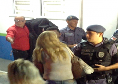 Mulheres tentam dar porrada em médico, mas são contidas pela Polícia. Veja vídeo