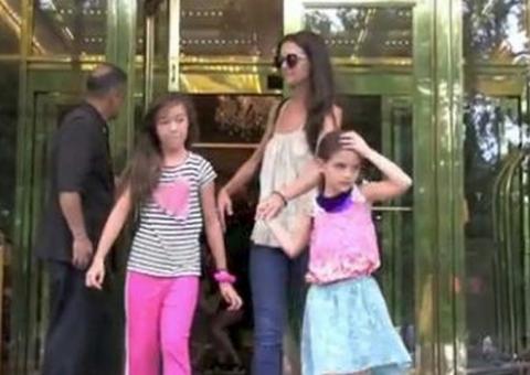 (Vídeo) Paparazzi chama filha de Tom Cruise e Katie Holmes de 'fedelha'