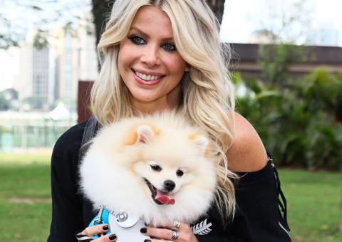  Karina Bacchi desfila com cachorrinho em evento beneficente a animais
