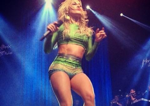 Claudia Leitte mosta 'ginga' em show na Suíça