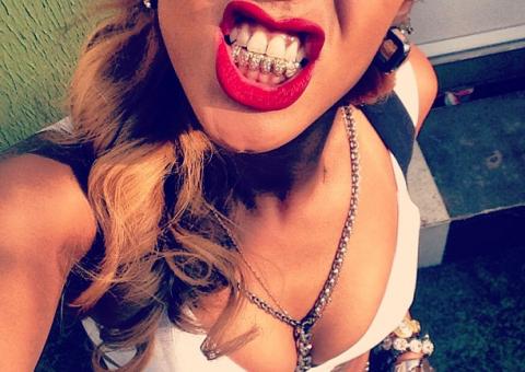  Rihanna coloca diamantes nos dentes: 'sou uma vadia fora da lei'