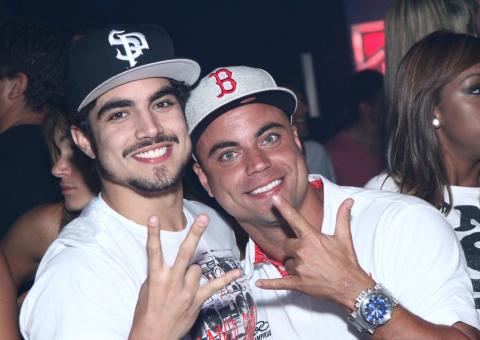 Caio Castro é assediado em praia carioca